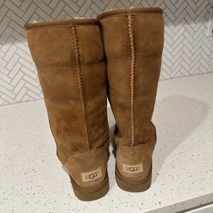 **UGG** Classic Tall II UGG Boot - chestnut - size 8 - in mint condition.